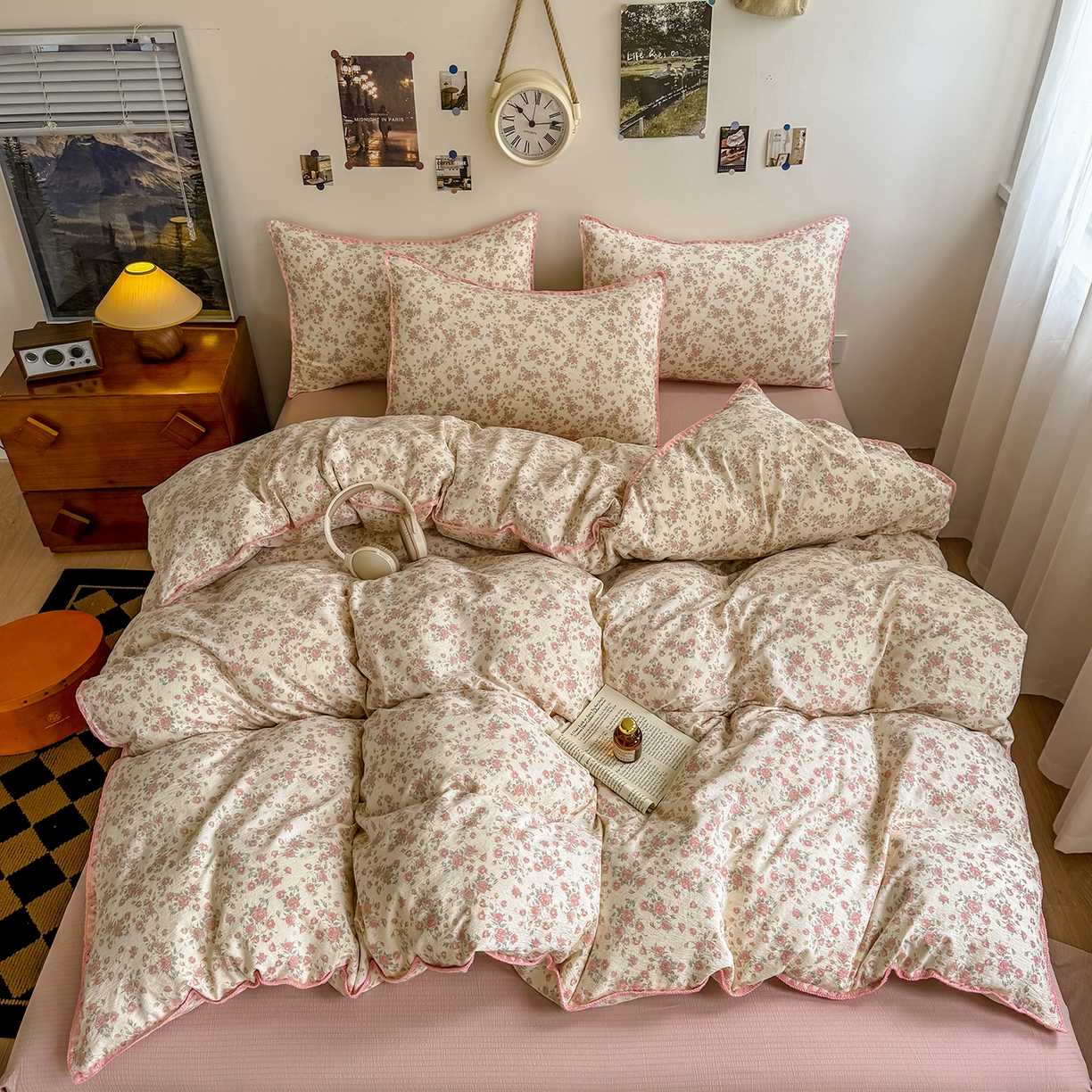 91家纺网 家纺一手货源 找家纺 晚爱家纺（原晚安家居） 2025新款云感双层纱贝壳边三角针工艺卡通小清新小碎花四件套 粉色玫瑰