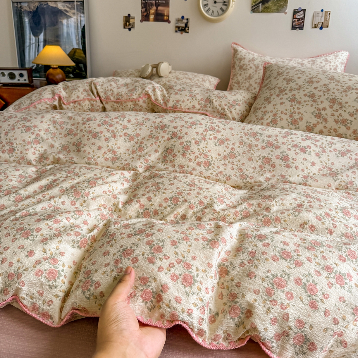 91家纺网 家纺一手货源 找家纺 晚爱家纺（原晚安家居） 2025新款云感双层纱贝壳边三角针工艺卡通小清新小碎花四件套 粉色玫瑰