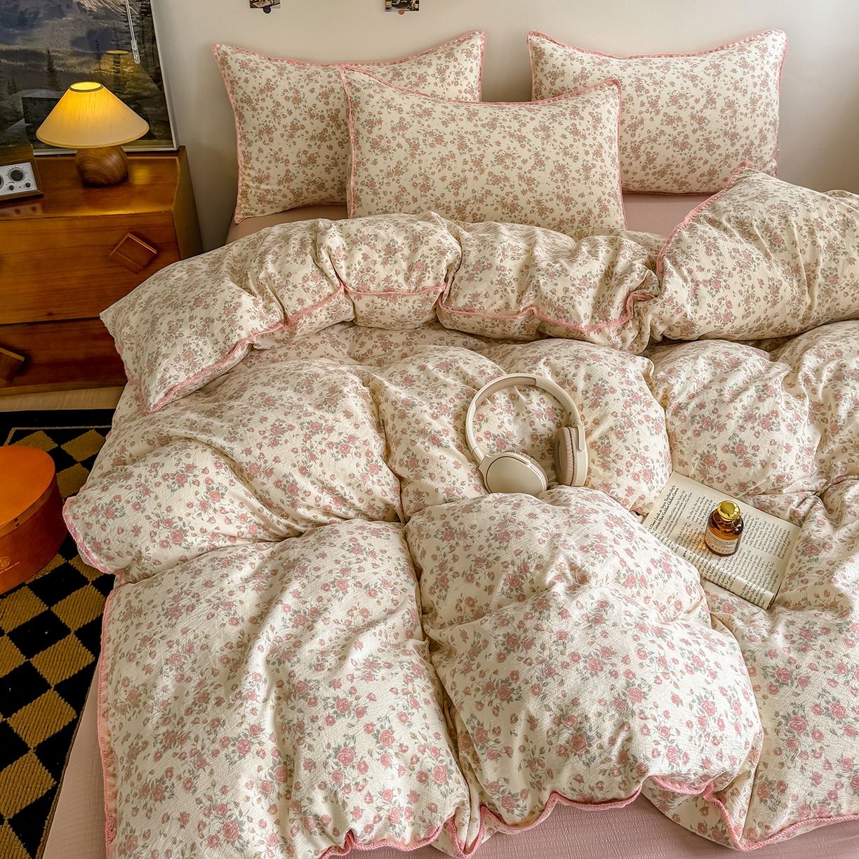 91家纺网 家纺一手货源 找家纺 晚爱家纺（原晚安家居） 2025新款云感双层纱贝壳边三角针工艺卡通小清新小碎花四件套 粉色玫瑰