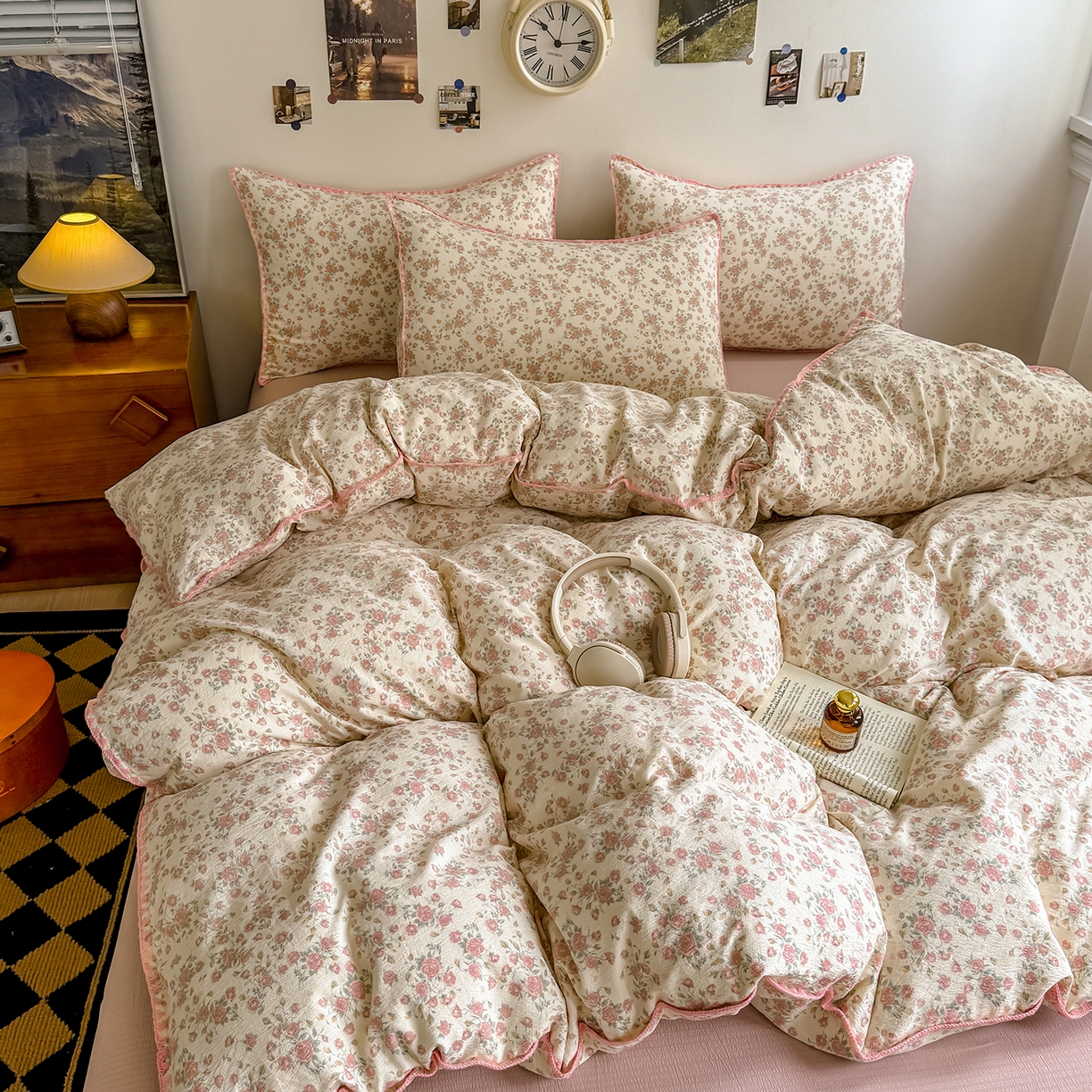 91家纺网 家纺一手货源 找家纺 晚爱家纺（原晚安家居） 2025新款云感双层纱贝壳边三角针工艺卡通小清新小碎花四件套 粉色玫瑰