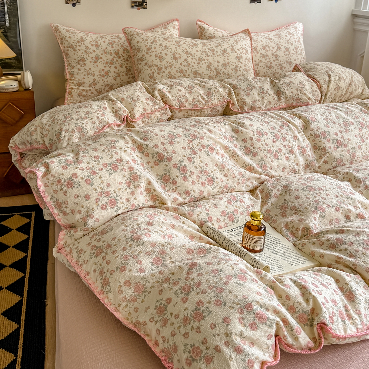 91家纺网 家纺一手货源 找家纺 晚爱家纺（原晚安家居） 2025新款云感双层纱贝壳边三角针工艺卡通小清新小碎花四件套 粉色玫瑰