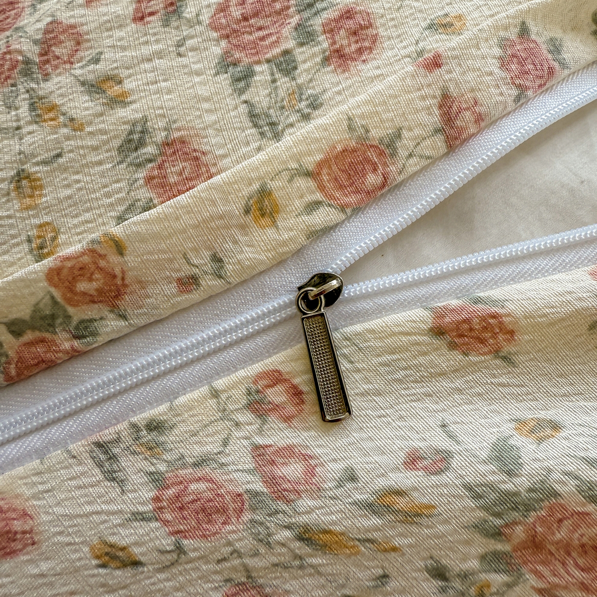 91家纺网 家纺一手货源 找家纺 晚爱家纺（原晚安家居） 2025新款云感双层纱贝壳边三角针工艺卡通小清新小碎花四件套 粉色玫瑰