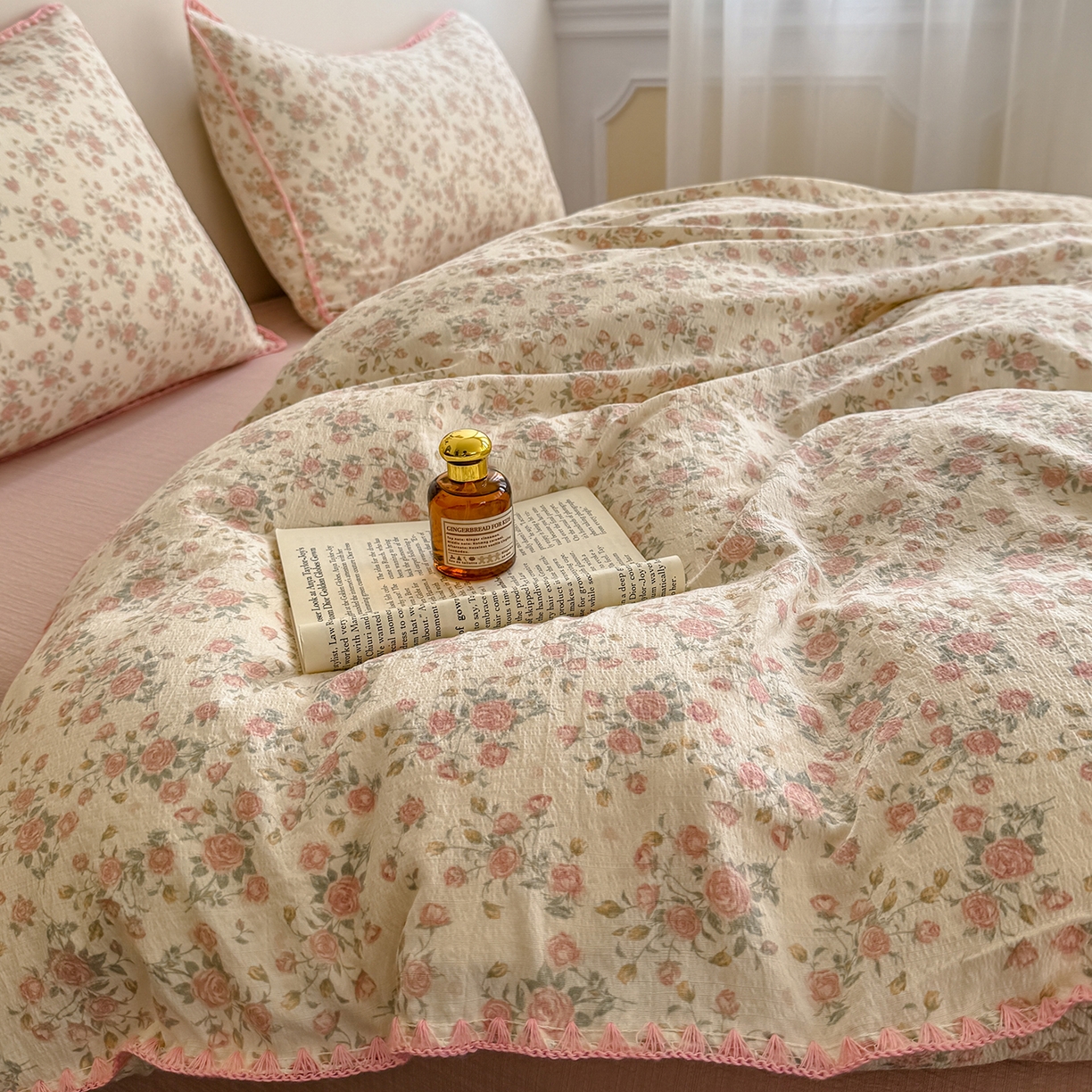 91家纺网 家纺一手货源 找家纺 晚爱家纺（原晚安家居） 2025新款云感双层纱贝壳边三角针工艺卡通小清新小碎花四件套 粉色玫瑰