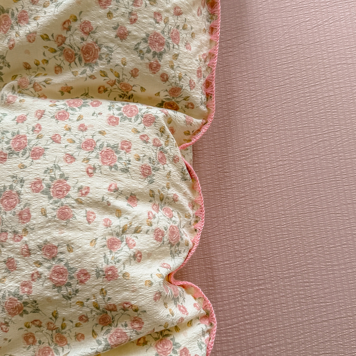 91家纺网 家纺一手货源 找家纺 晚爱家纺（原晚安家居） 2025新款云感双层纱贝壳边三角针工艺卡通小清新小碎花四件套 粉色玫瑰