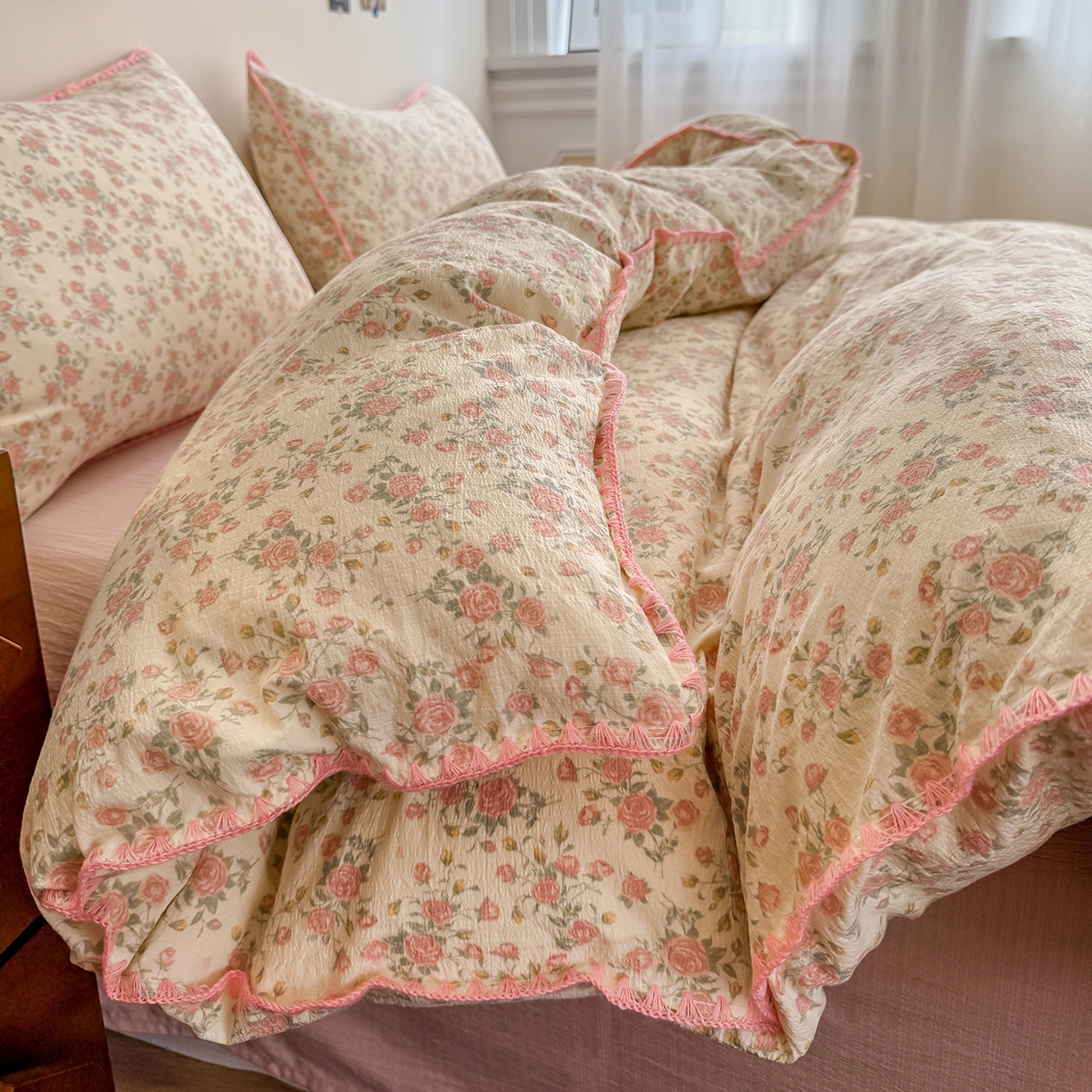 91家纺网 家纺一手货源 找家纺 晚爱家纺（原晚安家居） 2025新款云感双层纱贝壳边三角针工艺卡通小清新小碎花四件套 粉色玫瑰