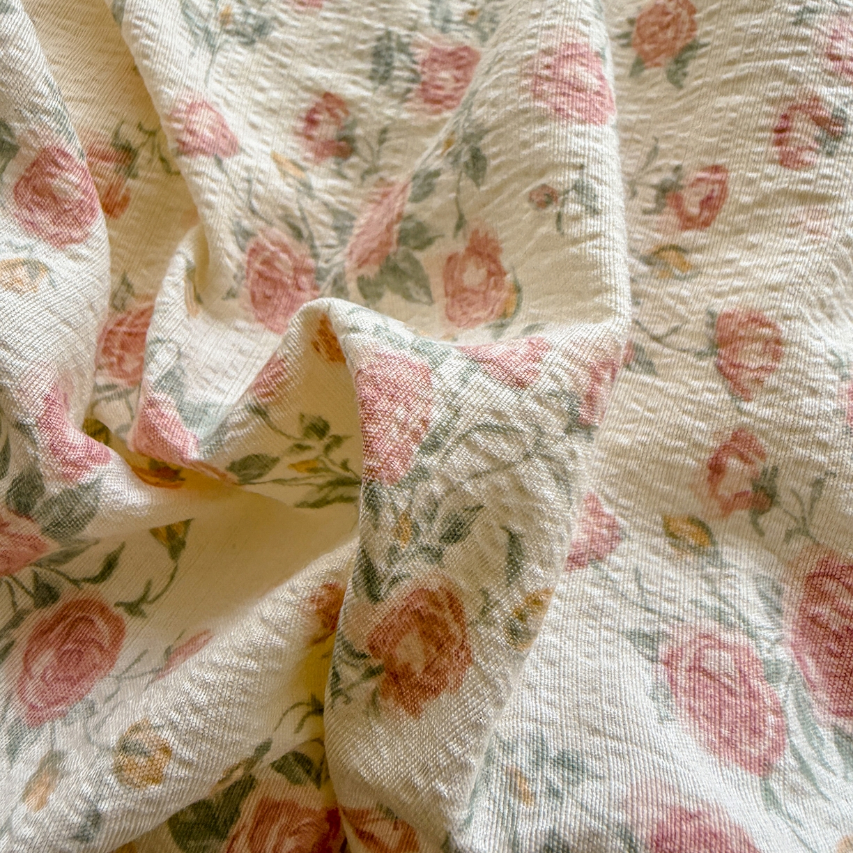 91家纺网 家纺一手货源 找家纺 晚爱家纺（原晚安家居） 2025新款云感双层纱贝壳边三角针工艺卡通小清新小碎花四件套 粉色玫瑰