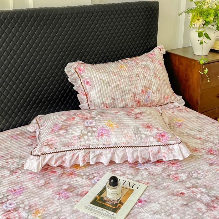 91家纺网 家纺一手货源 找家纺 胜权家纺 2025秋冬新款全棉法式13372数码印花夹棉床盖四件套系列 花非花粉