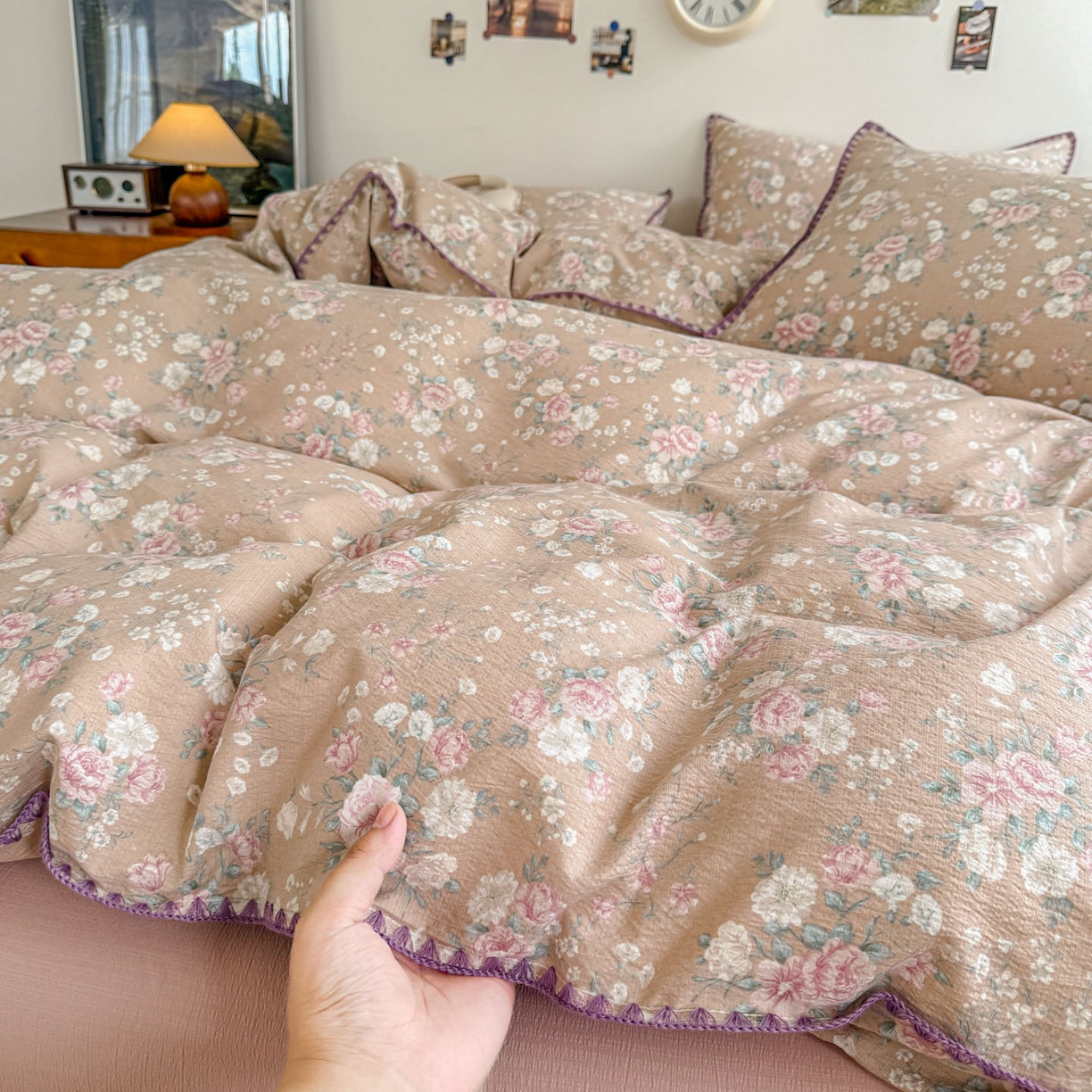 91家纺网 家纺一手货源 找家纺 晚爱家纺（原晚安家居） 2025新款云感双层纱贝壳边三角针工艺卡通小清新小碎花四件套 爱如星辰