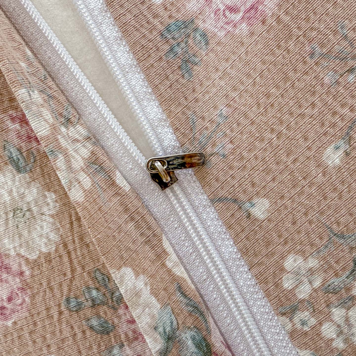 91家纺网 家纺一手货源 找家纺 晚爱家纺（原晚安家居） 2025新款云感双层纱贝壳边三角针工艺卡通小清新小碎花四件套 爱如星辰