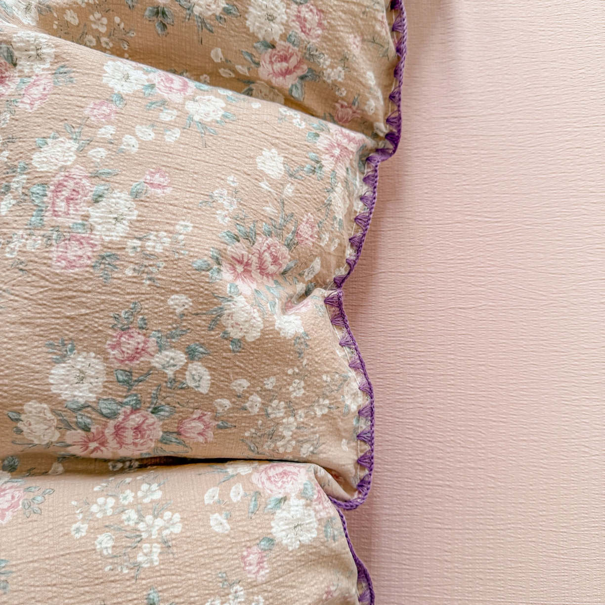 91家纺网 家纺一手货源 找家纺 晚爱家纺（原晚安家居） 2025新款云感双层纱贝壳边三角针工艺卡通小清新小碎花四件套 爱如星辰