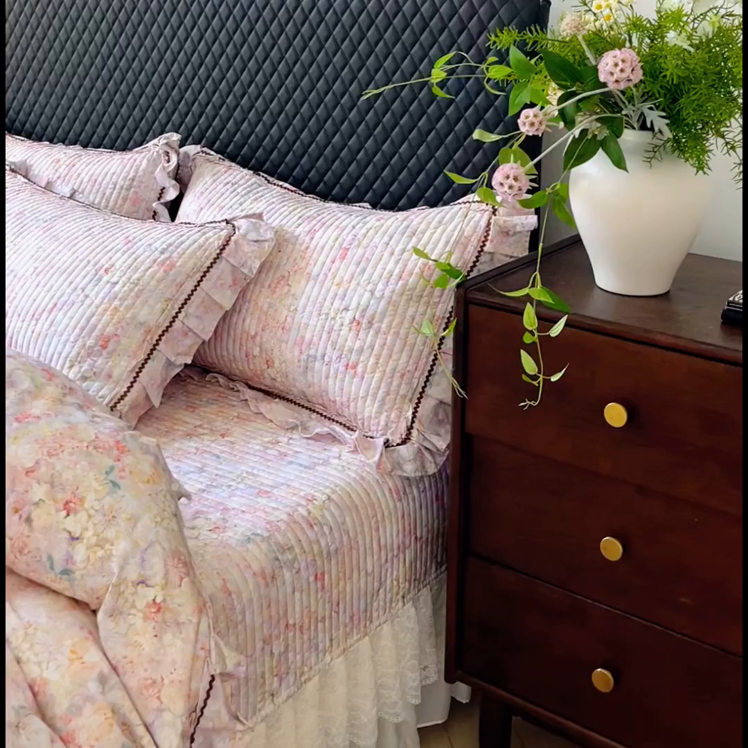 91家纺网 家纺一手货源 找家纺 胜权家纺 2025秋冬新款全棉法式13372数码印花夹棉床盖四件套系列 花非花粉