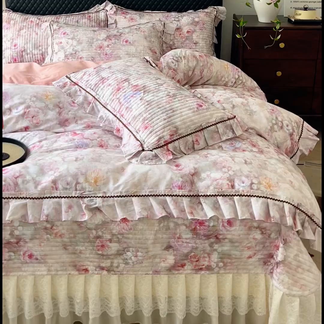 91家纺网 家纺一手货源 找家纺 胜权家纺 2025秋冬新款全棉法式13372数码印花夹棉床盖四件套系列 锦绣繁华粉