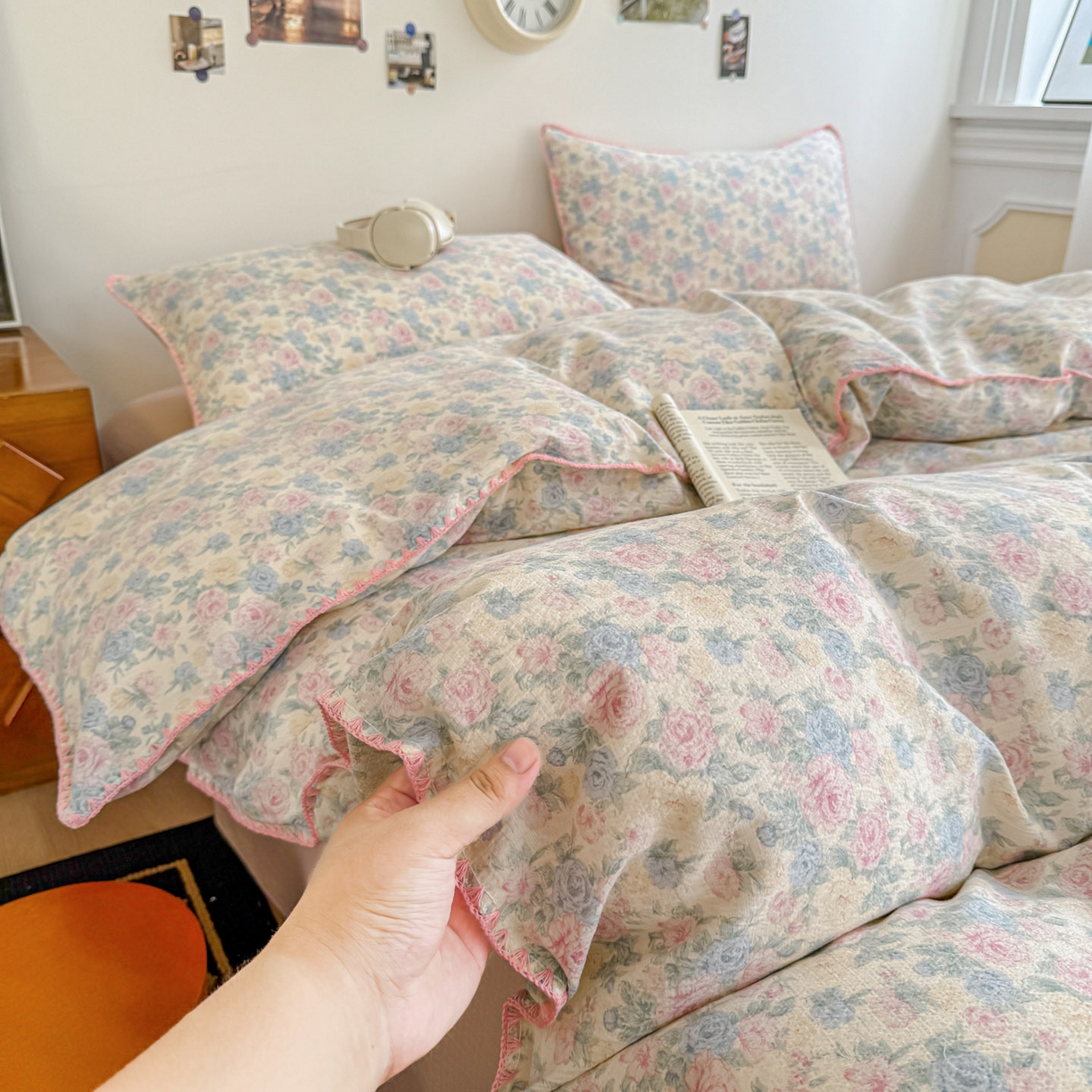 91家纺网 家纺一手货源 找家纺 晚爱家纺（原晚安家居） 2025新款云感双层纱贝壳边三角针工艺卡通小清新小碎花四件套 玫瑰情书