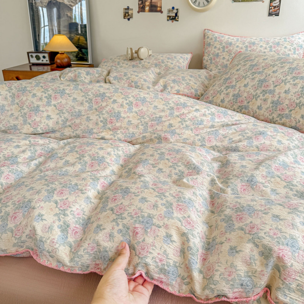 91家纺网 家纺一手货源 找家纺 晚爱家纺（原晚安家居） 2025新款云感双层纱贝壳边三角针工艺卡通小清新小碎花四件套 玫瑰情书