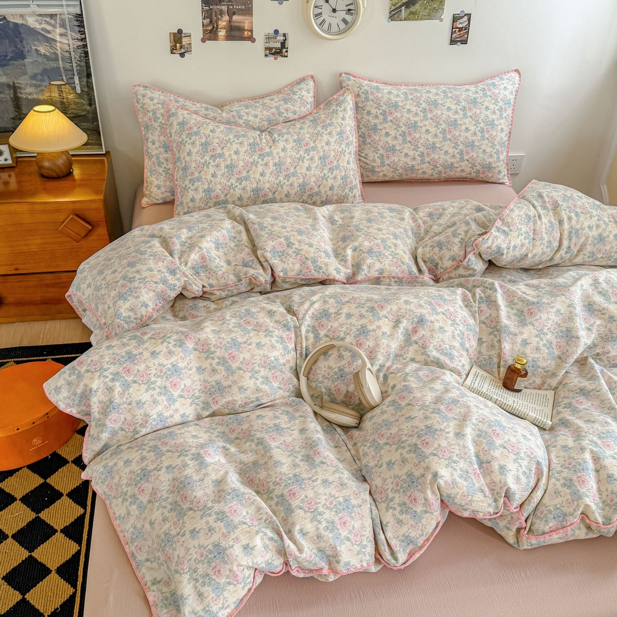 91家纺网 家纺一手货源 找家纺 晚爱家纺（原晚安家居） 2025新款云感双层纱贝壳边三角针工艺卡通小清新小碎花四件套 玫瑰情书