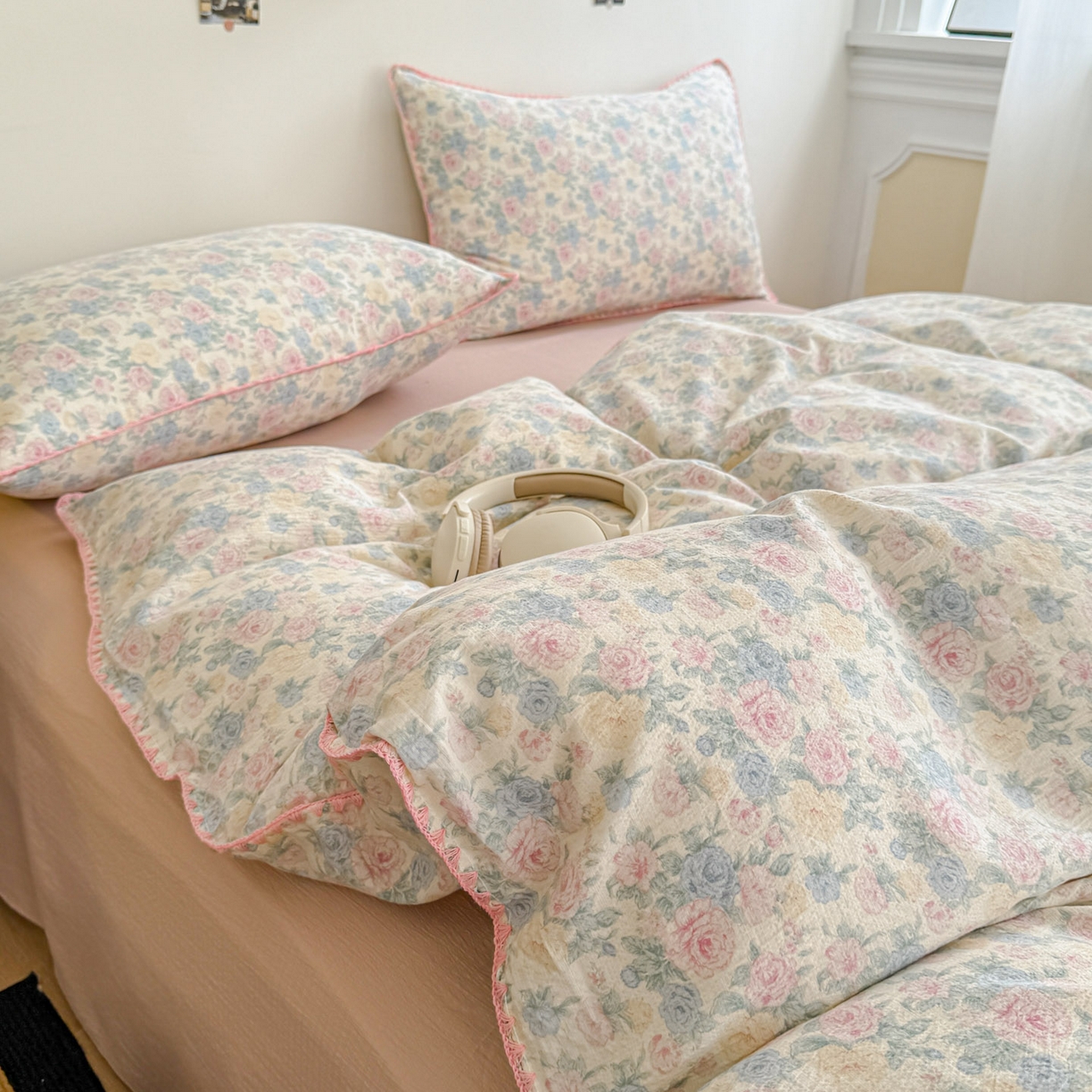 91家纺网 家纺一手货源 找家纺 晚爱家纺（原晚安家居） 2025新款云感双层纱贝壳边三角针工艺卡通小清新小碎花四件套 玫瑰情书