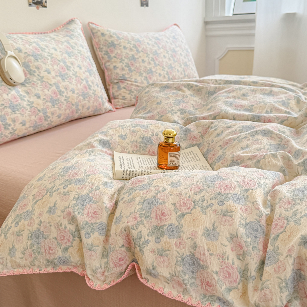 91家纺网 家纺一手货源 找家纺 晚爱家纺（原晚安家居） 2025新款云感双层纱贝壳边三角针工艺卡通小清新小碎花四件套 玫瑰情书