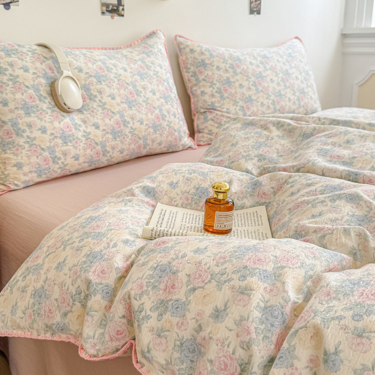 91家纺网 家纺一手货源 找家纺 晚爱家纺（原晚安家居） 2025新款云感双层纱贝壳边三角针工艺卡通小清新小碎花四件套 玫瑰情书