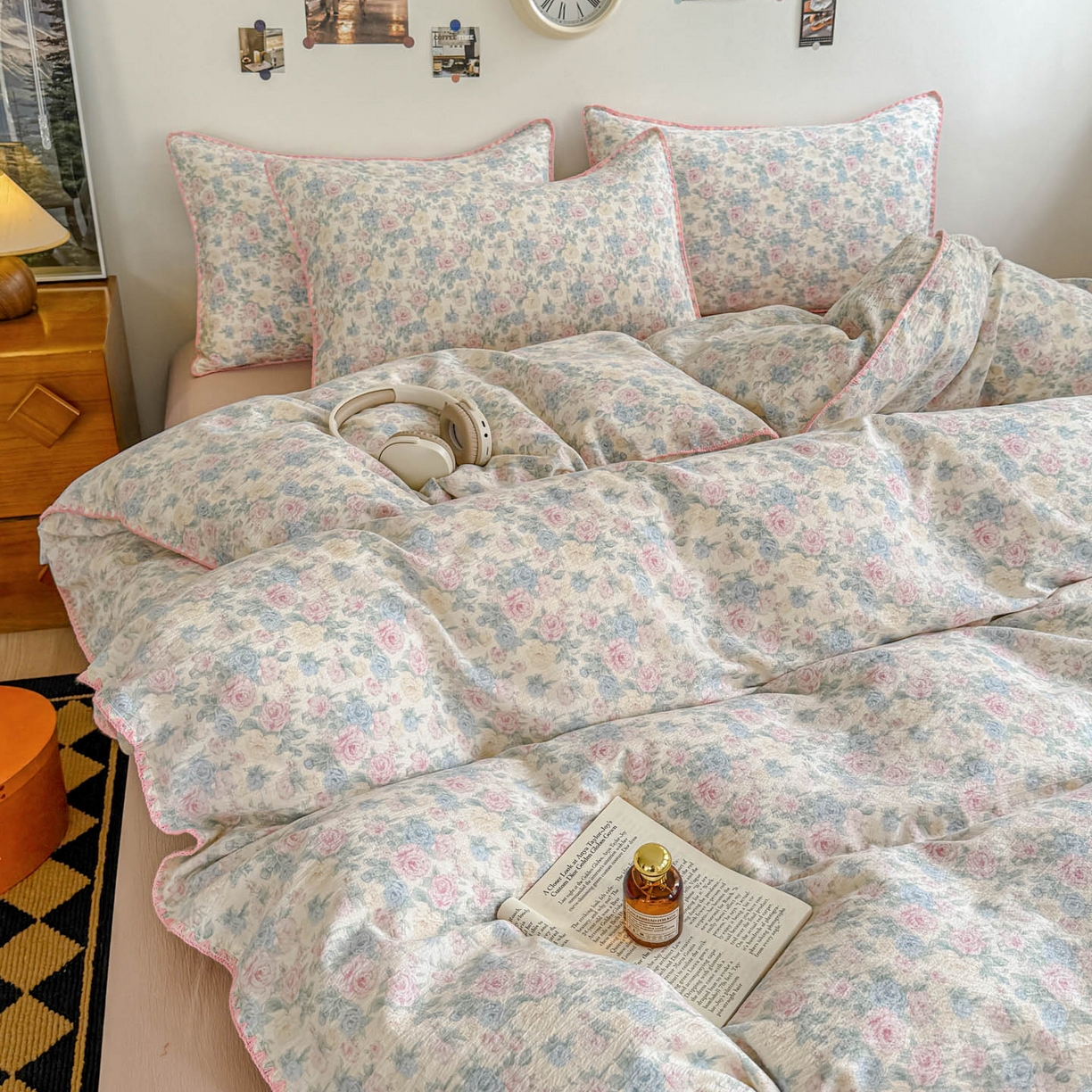 91家纺网 家纺一手货源 找家纺 晚爱家纺（原晚安家居） 2025新款云感双层纱贝壳边三角针工艺卡通小清新小碎花四件套 玫瑰情书