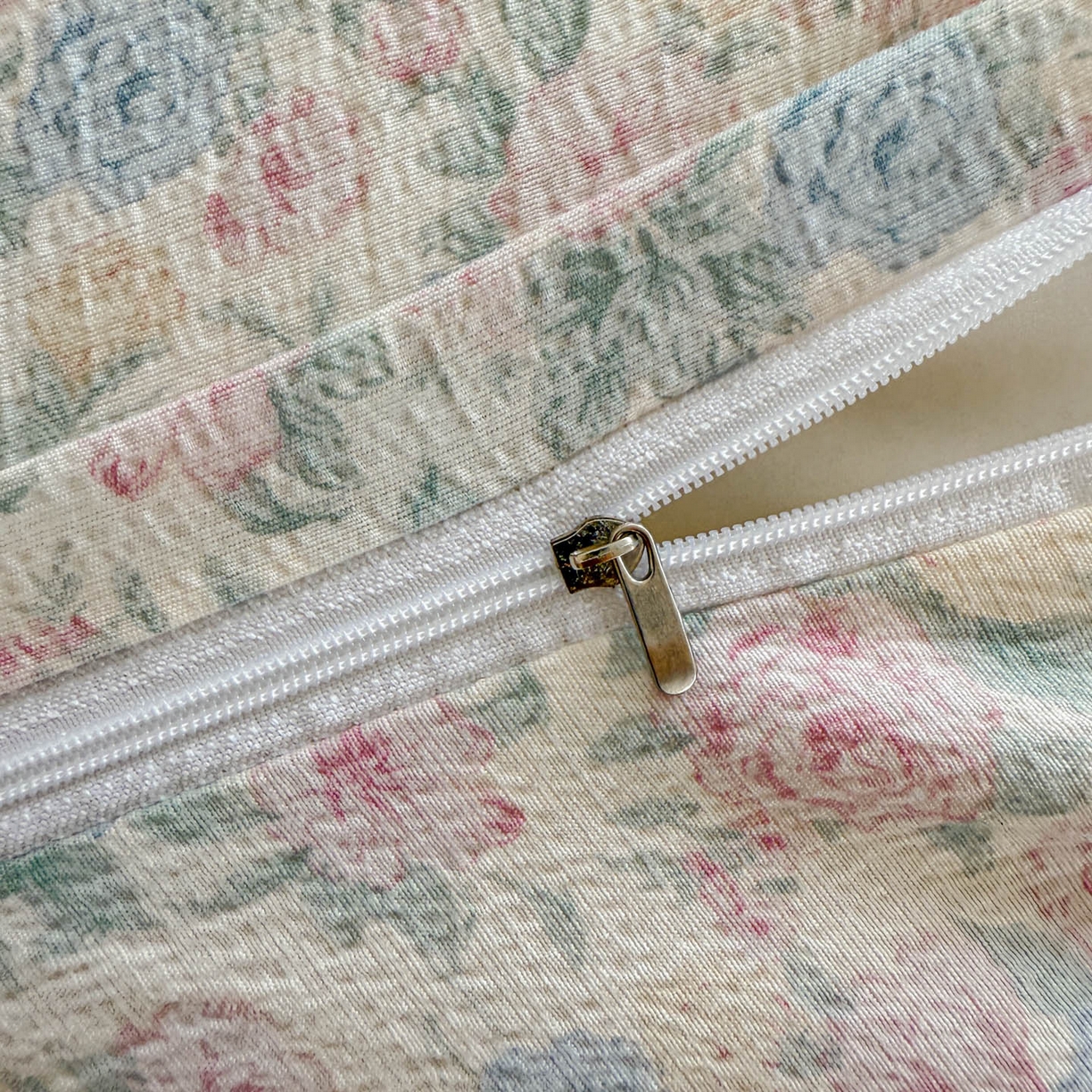 91家纺网 家纺一手货源 找家纺 晚爱家纺（原晚安家居） 2025新款云感双层纱贝壳边三角针工艺卡通小清新小碎花四件套 玫瑰情书