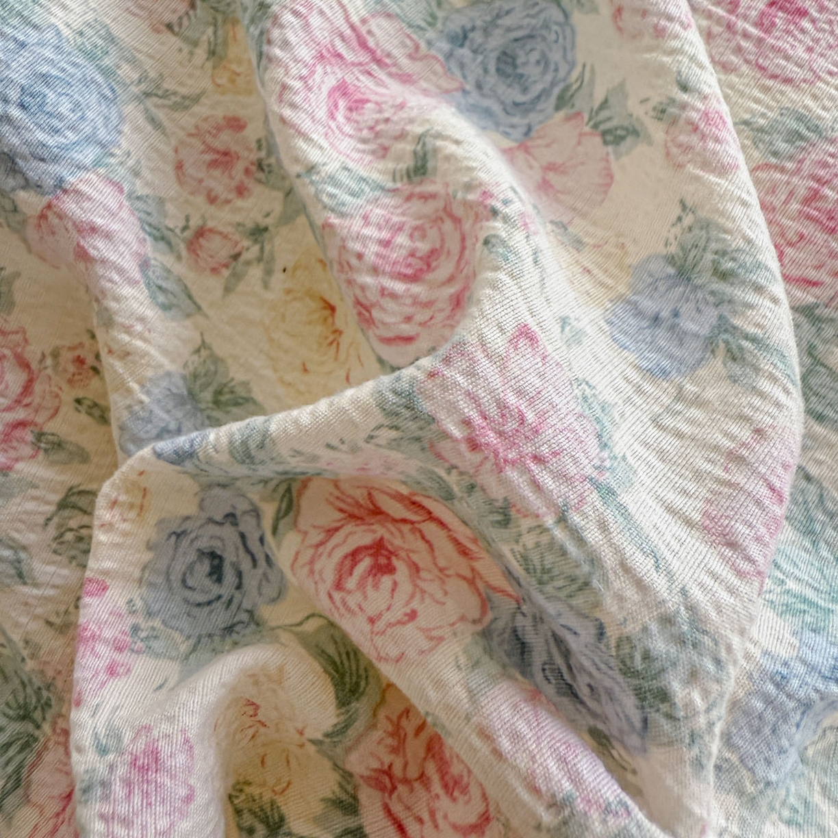 91家纺网 家纺一手货源 找家纺 晚爱家纺（原晚安家居） 2025新款云感双层纱贝壳边三角针工艺卡通小清新小碎花四件套 玫瑰情书