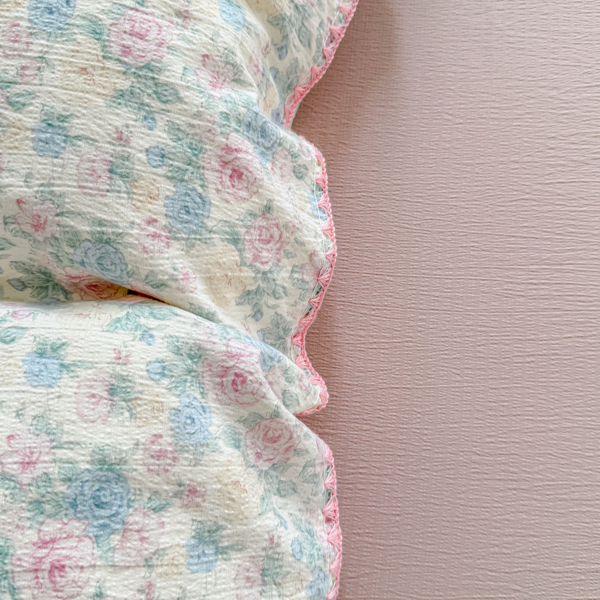 91家纺网 家纺一手货源 找家纺 晚爱家纺（原晚安家居） 2025新款云感双层纱贝壳边三角针工艺卡通小清新小碎花四件套 玫瑰情书