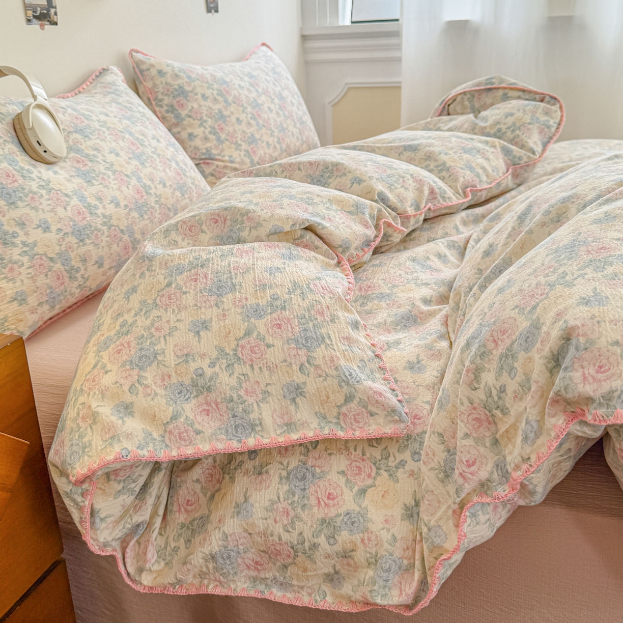 91家纺网 家纺一手货源 找家纺 晚爱家纺（原晚安家居） 2025新款云感双层纱贝壳边三角针工艺卡通小清新小碎花四件套 玫瑰情书