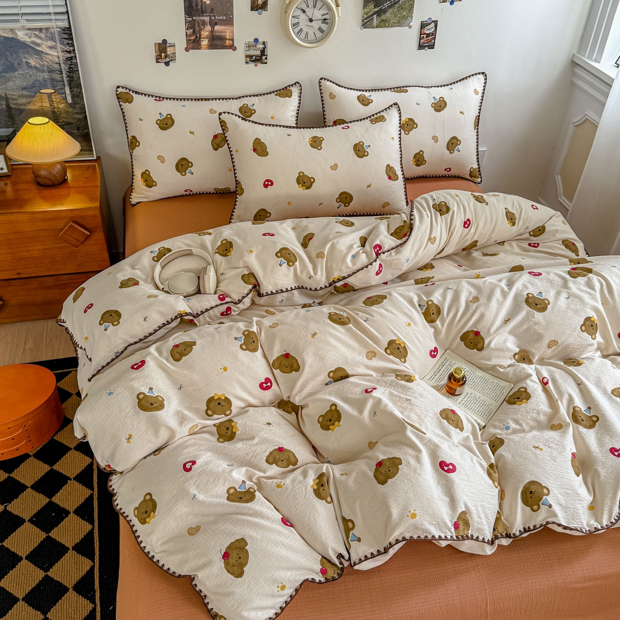 91家纺网 家纺一手货源 找家纺 晚爱家纺（原晚安家居） 2025新款云感双层纱贝壳边三角针工艺卡通小清新小碎花四件套 奇妙小熊