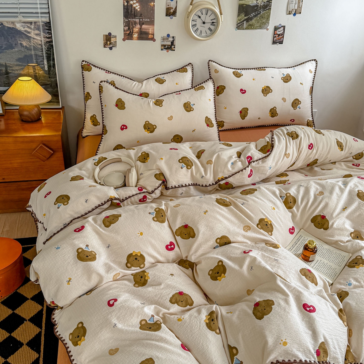 91家纺网 家纺一手货源 找家纺 晚爱家纺（原晚安家居） 2025新款云感双层纱贝壳边三角针工艺卡通小清新小碎花四件套 奇妙小熊