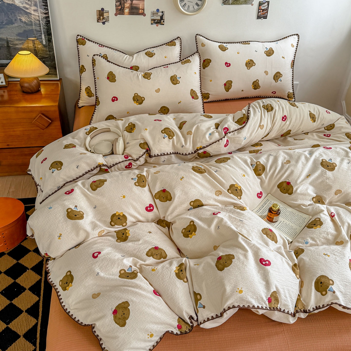 91家纺网 家纺一手货源 找家纺 晚爱家纺（原晚安家居） 2025新款云感双层纱贝壳边三角针工艺卡通小清新小碎花四件套 奇妙小熊