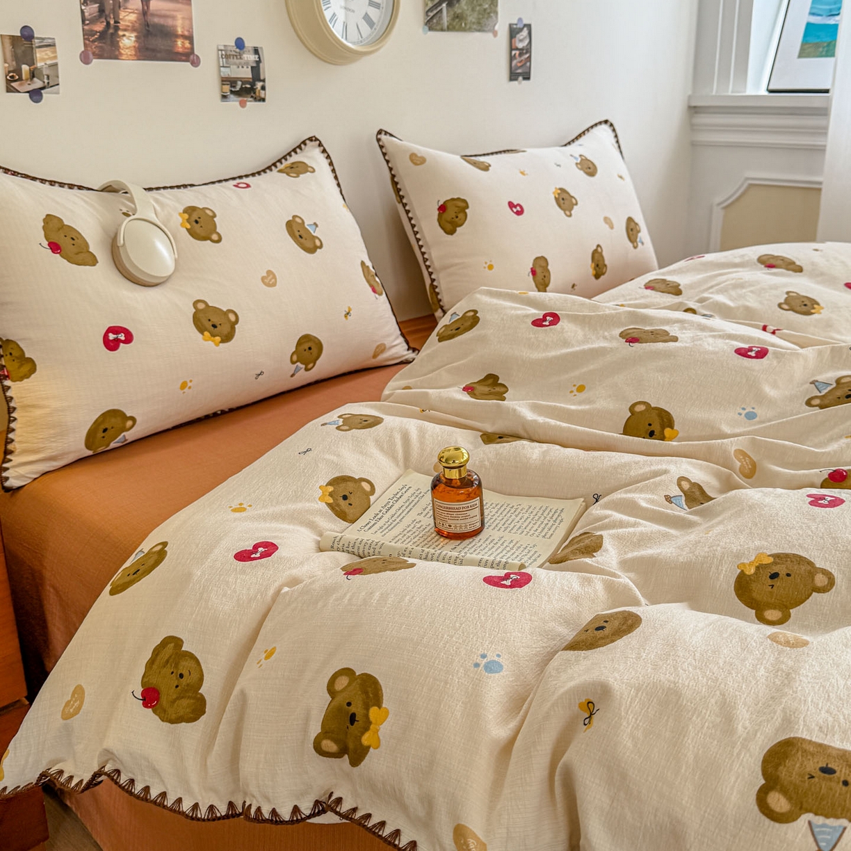 91家纺网 家纺一手货源 找家纺 晚爱家纺（原晚安家居） 2025新款云感双层纱贝壳边三角针工艺卡通小清新小碎花四件套 奇妙小熊