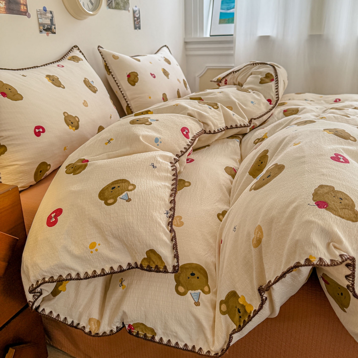 91家纺网 家纺一手货源 找家纺 晚爱家纺（原晚安家居） 2025新款云感双层纱贝壳边三角针工艺卡通小清新小碎花四件套 奇妙小熊