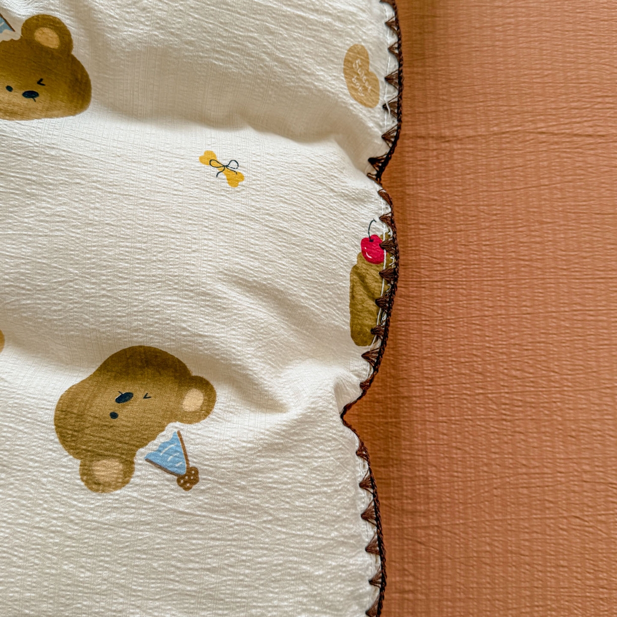 91家纺网 家纺一手货源 找家纺 晚爱家纺（原晚安家居） 2025新款云感双层纱贝壳边三角针工艺卡通小清新小碎花四件套 奇妙小熊