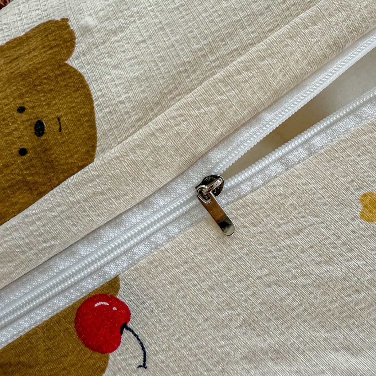 91家纺网 家纺一手货源 找家纺 晚爱家纺（原晚安家居） 2025新款云感双层纱贝壳边三角针工艺卡通小清新小碎花四件套 奇妙小熊