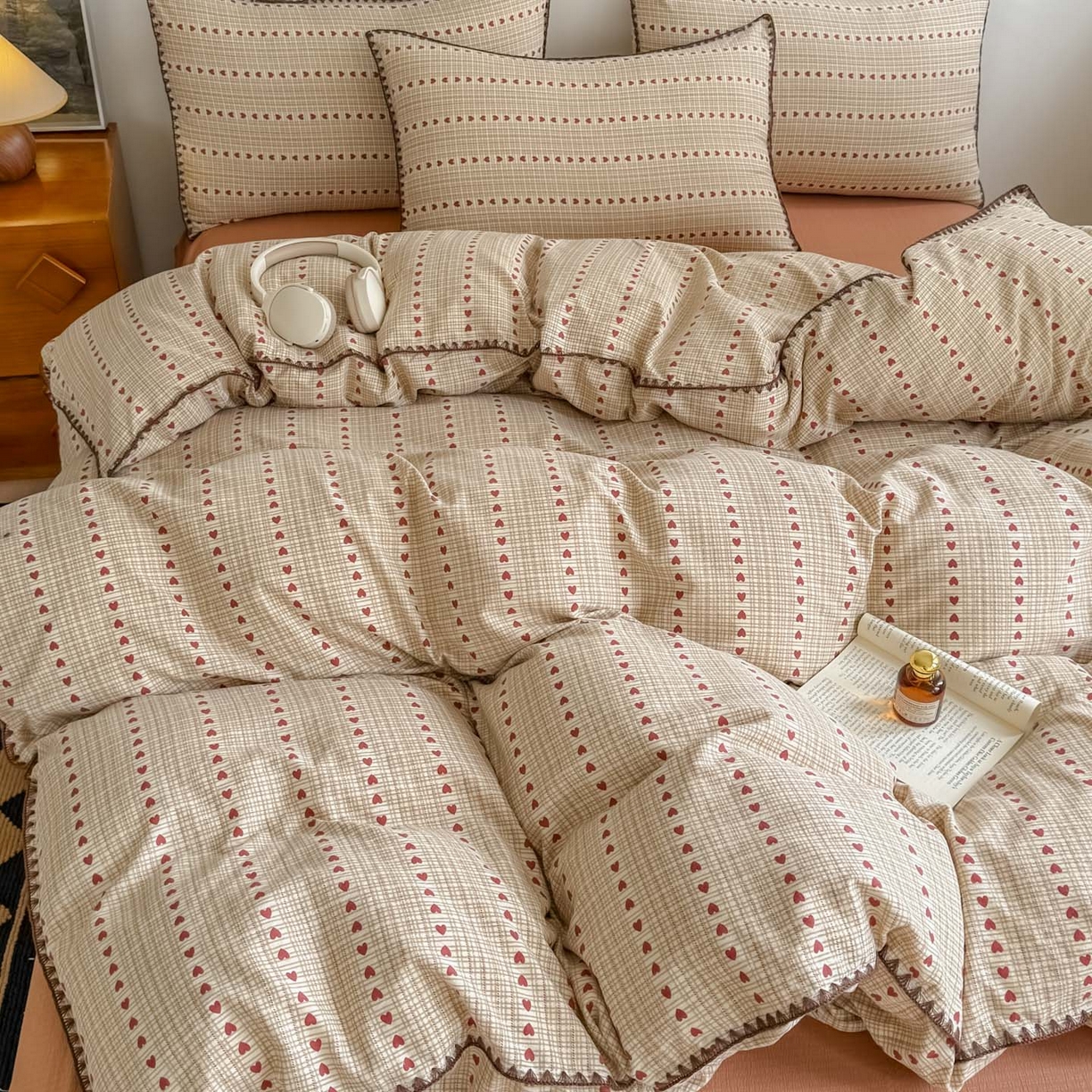 91家纺网 家纺一手货源 找家纺 晚爱家纺（原晚安家居） 2025新款云感双层纱贝壳边三角针工艺卡通小清新小碎花四件套 小爱心