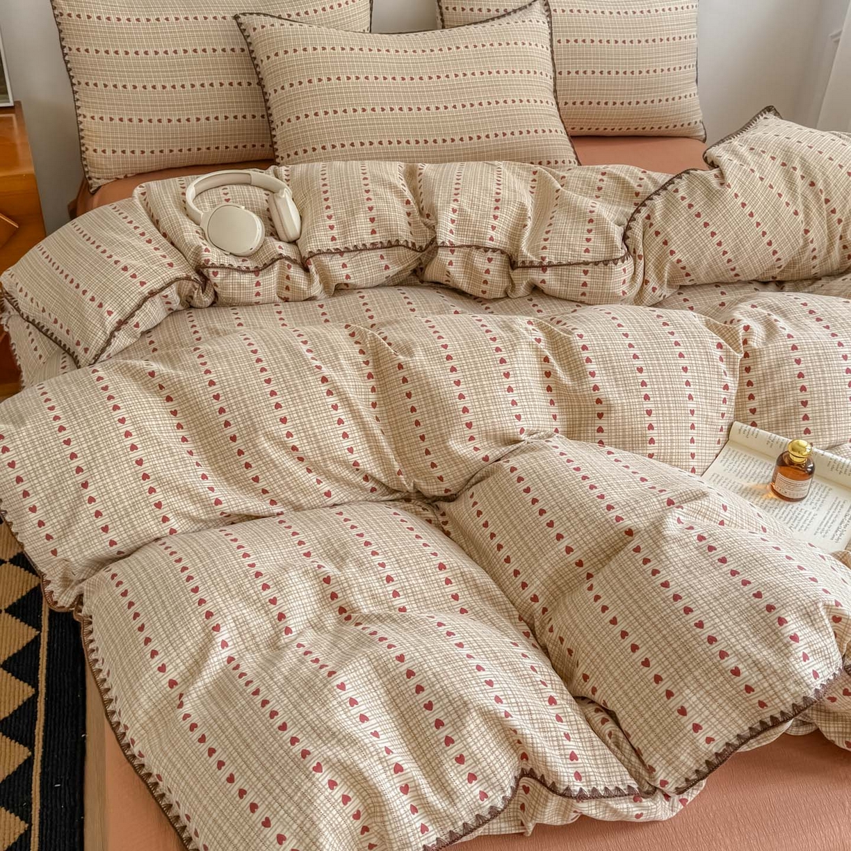 91家纺网 家纺一手货源 找家纺 晚爱家纺（原晚安家居） 2025新款云感双层纱贝壳边三角针工艺卡通小清新小碎花四件套 小爱心