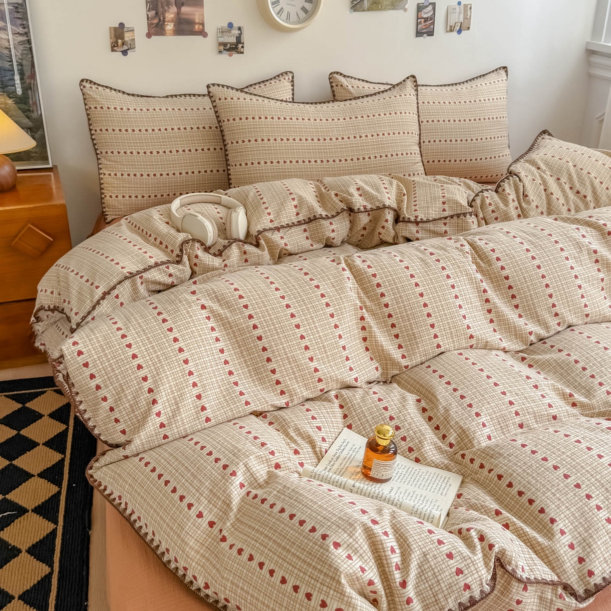 91家纺网 家纺一手货源 找家纺 晚爱家纺（原晚安家居） 2025新款云感双层纱贝壳边三角针工艺卡通小清新小碎花四件套 小爱心