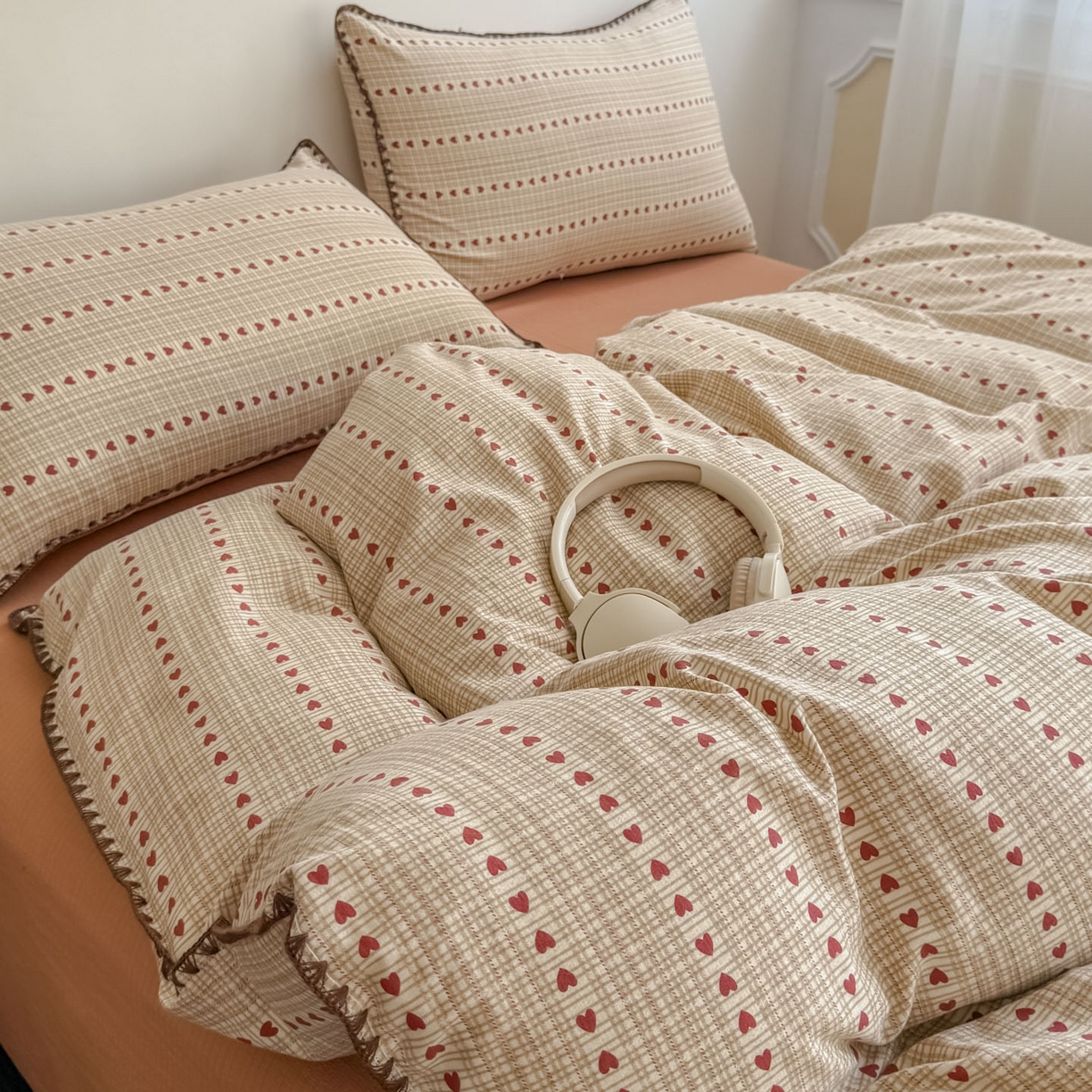 91家纺网 家纺一手货源 找家纺 晚爱家纺（原晚安家居） 2025新款云感双层纱贝壳边三角针工艺卡通小清新小碎花四件套 小爱心