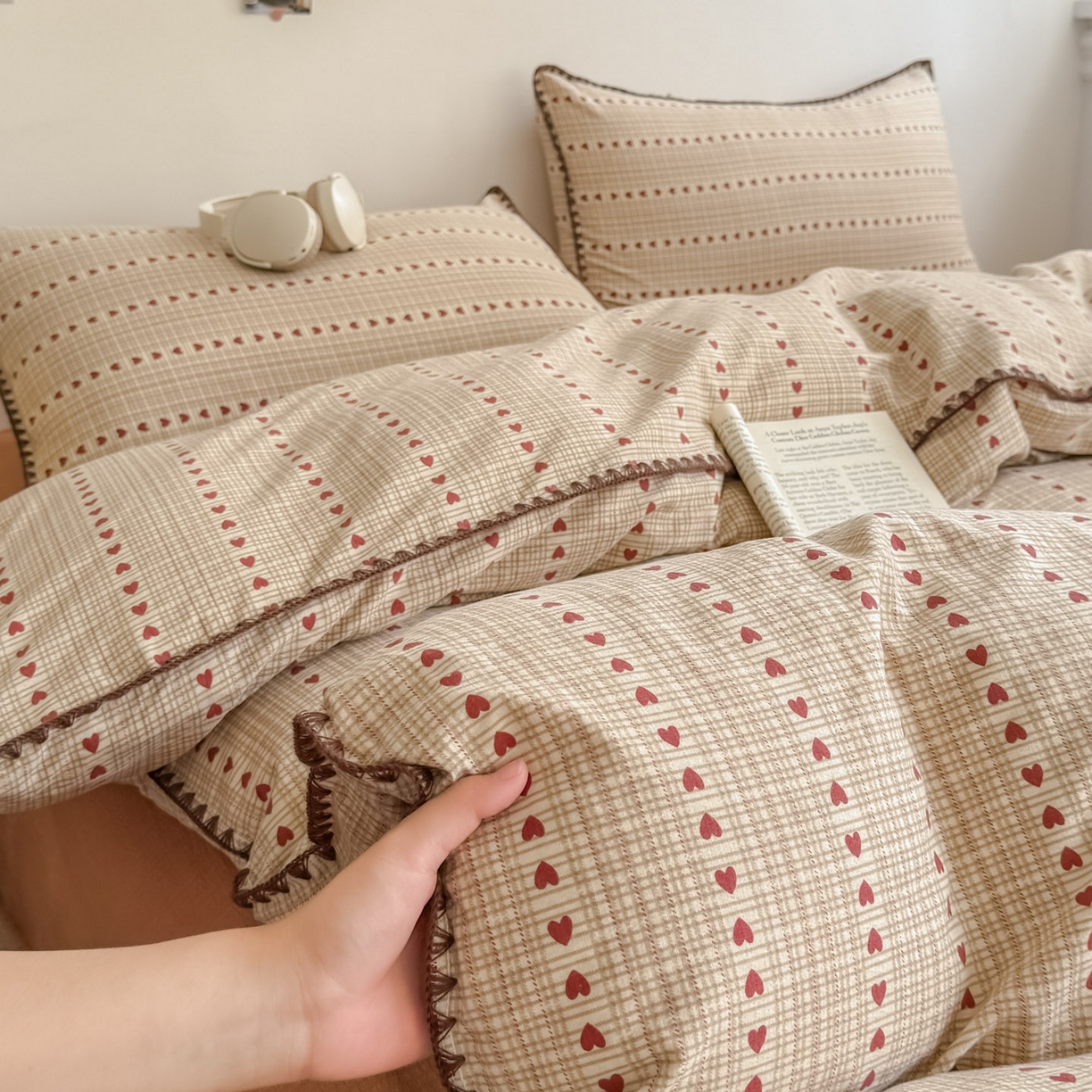 91家纺网 家纺一手货源 找家纺 晚爱家纺（原晚安家居） 2025新款云感双层纱贝壳边三角针工艺卡通小清新小碎花四件套 小爱心