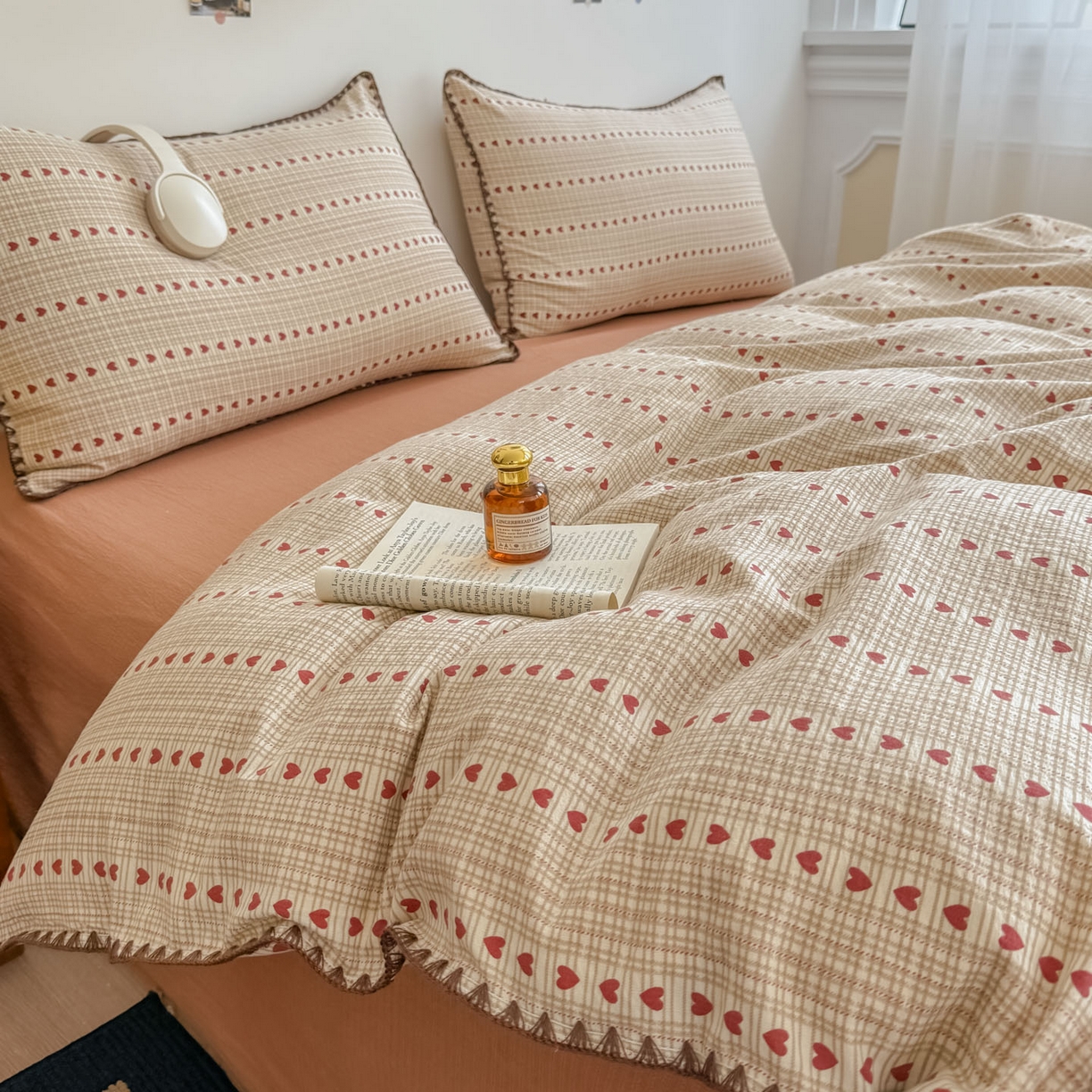 91家纺网 家纺一手货源 找家纺 晚爱家纺（原晚安家居） 2025新款云感双层纱贝壳边三角针工艺卡通小清新小碎花四件套 小爱心