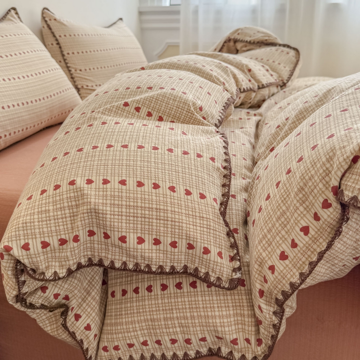 91家纺网 家纺一手货源 找家纺 晚爱家纺（原晚安家居） 2025新款云感双层纱贝壳边三角针工艺卡通小清新小碎花四件套 小爱心