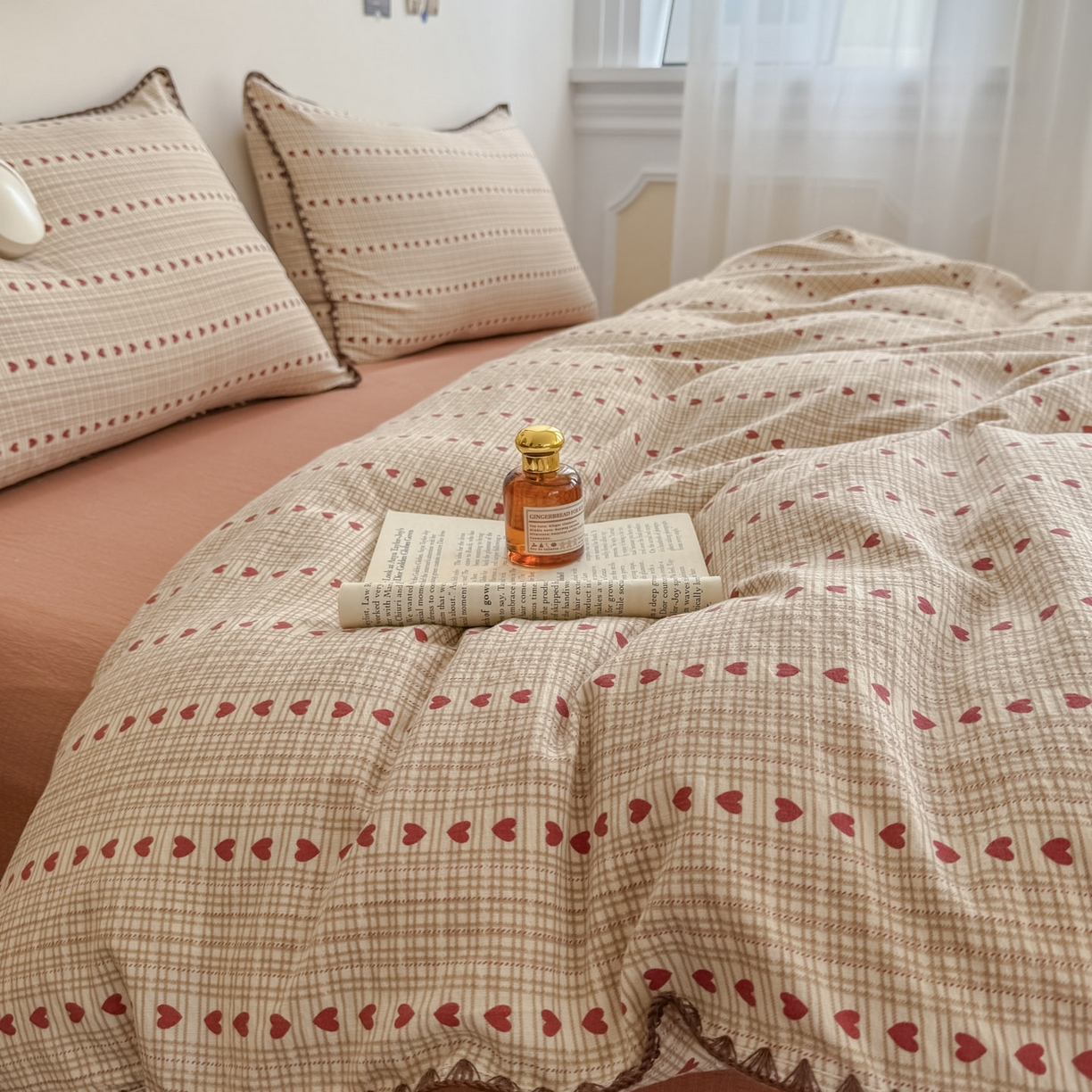 91家纺网 家纺一手货源 找家纺 晚爱家纺（原晚安家居） 2025新款云感双层纱贝壳边三角针工艺卡通小清新小碎花四件套 小爱心