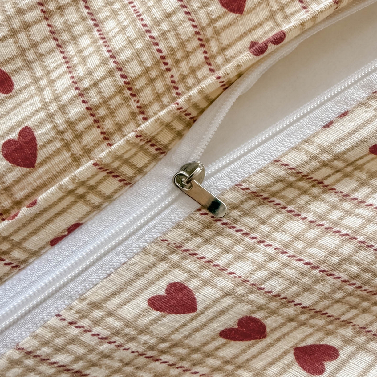 91家纺网 家纺一手货源 找家纺 晚爱家纺（原晚安家居） 2025新款云感双层纱贝壳边三角针工艺卡通小清新小碎花四件套 小爱心