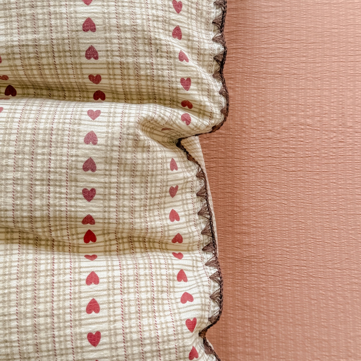 91家纺网 家纺一手货源 找家纺 晚爱家纺（原晚安家居） 2025新款云感双层纱贝壳边三角针工艺卡通小清新小碎花四件套 小爱心