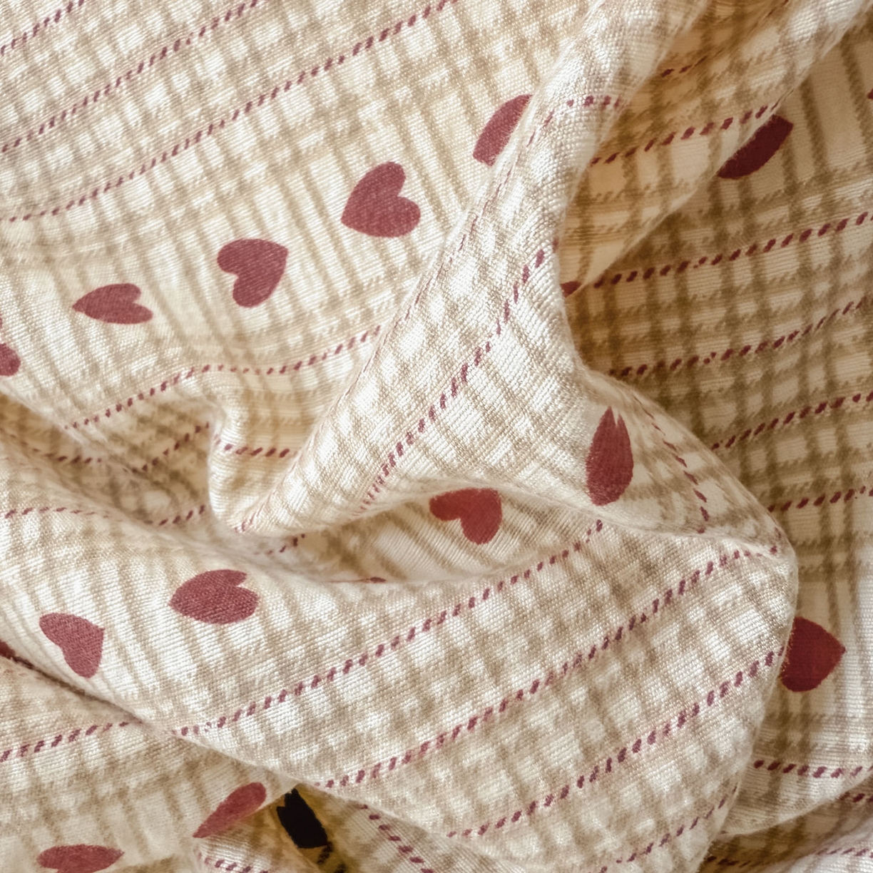 91家纺网 家纺一手货源 找家纺 晚爱家纺（原晚安家居） 2025新款云感双层纱贝壳边三角针工艺卡通小清新小碎花四件套 小爱心