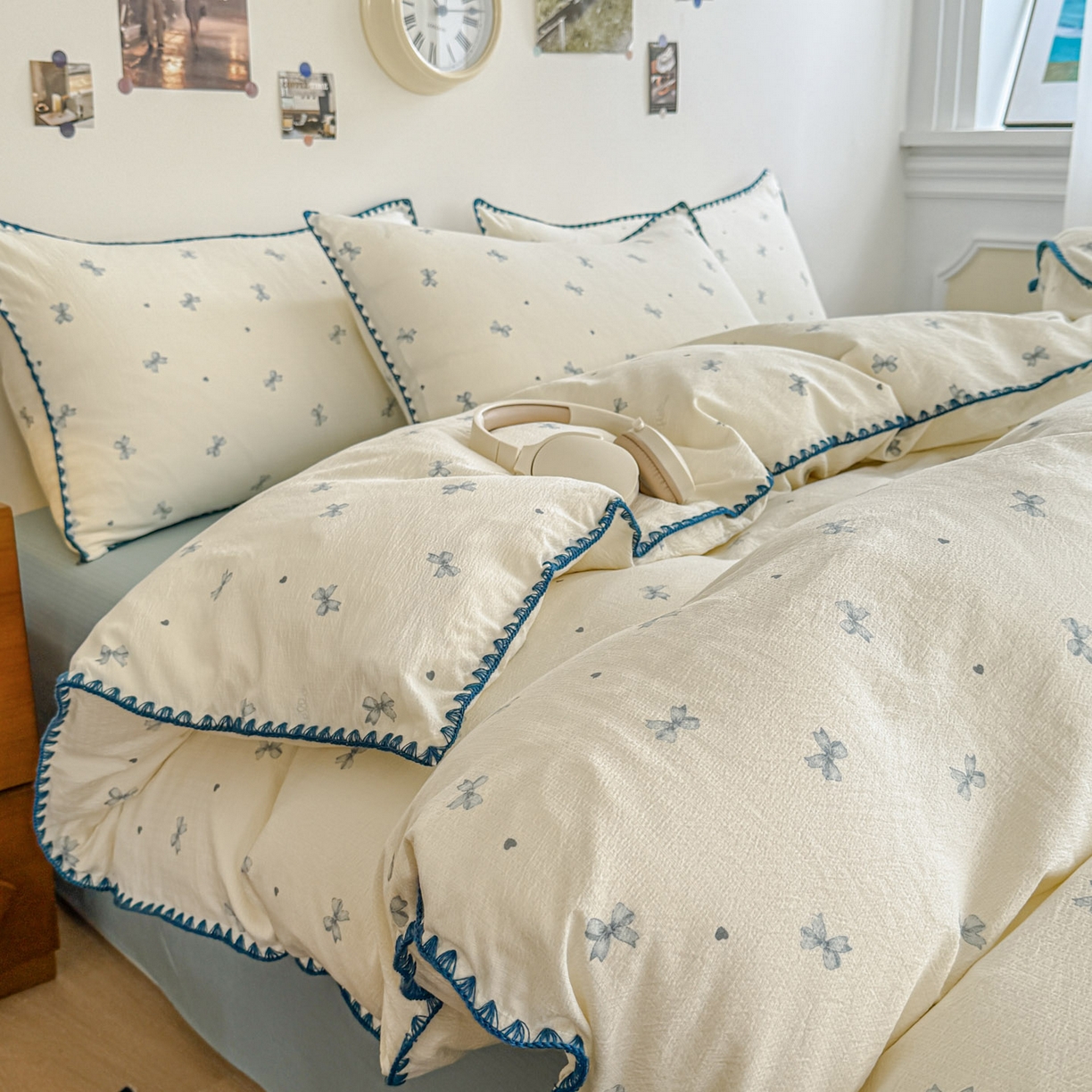 91家纺网 家纺一手货源 找家纺 晚爱家纺（原晚安家居） 2025新款云感双层纱贝壳边三角针工艺卡通小清新小碎花四件套 蓝色蝴蝶结