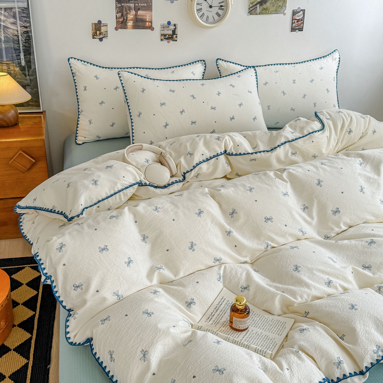 91家纺网 家纺一手货源 找家纺 晚爱家纺（原晚安家居） 2025新款云感双层纱贝壳边三角针工艺卡通小清新小碎花四件套 蓝色蝴蝶结