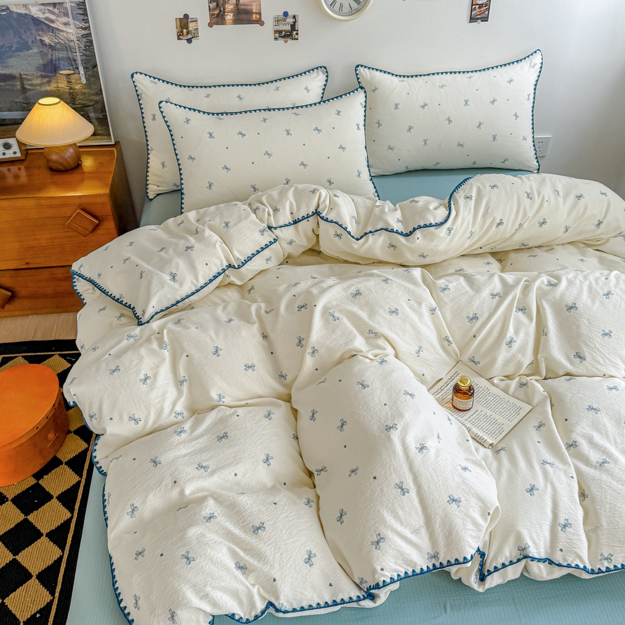 91家纺网 家纺一手货源 找家纺 晚爱家纺（原晚安家居） 2025新款云感双层纱贝壳边三角针工艺卡通小清新小碎花四件套 蓝色蝴蝶结