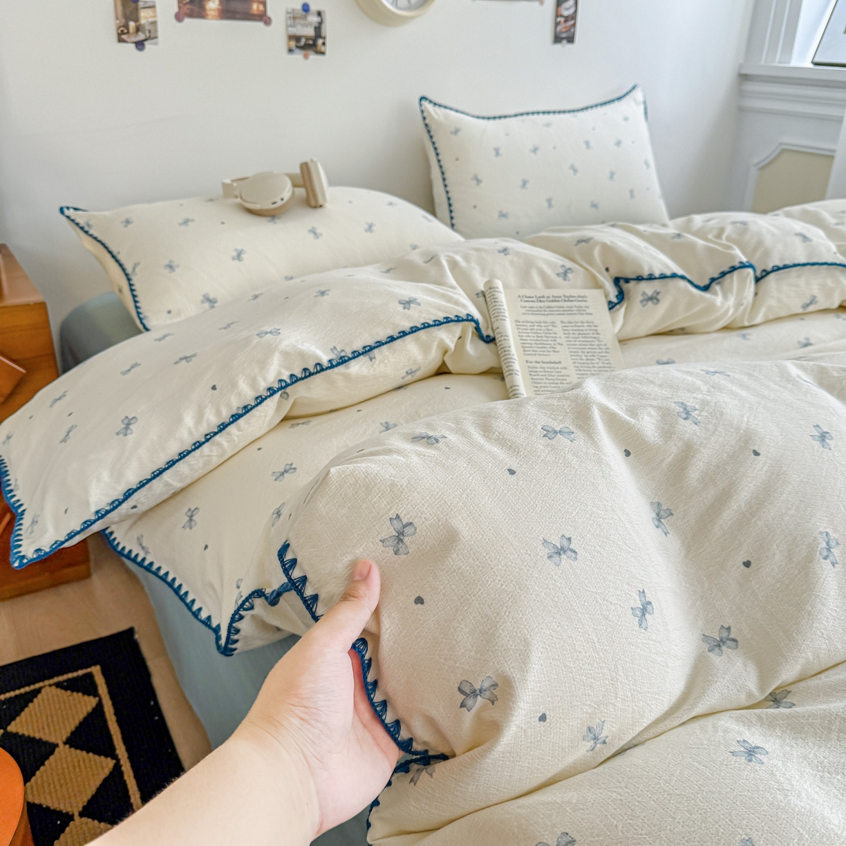 91家纺网 家纺一手货源 找家纺 晚爱家纺（原晚安家居） 2025新款云感双层纱贝壳边三角针工艺卡通小清新小碎花四件套 蓝色蝴蝶结