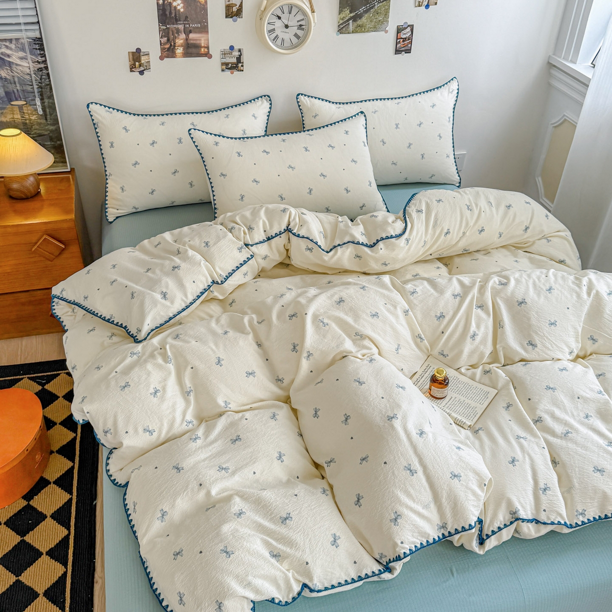 91家纺网 家纺一手货源 找家纺 晚爱家纺（原晚安家居） 2025新款云感双层纱贝壳边三角针工艺卡通小清新小碎花四件套 蓝色蝴蝶结